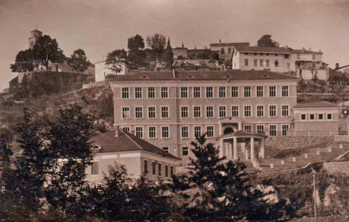 Današnja školska zgrada snimljena između dva rata, u doba kad je u njoj djelovala Učiteljska škola